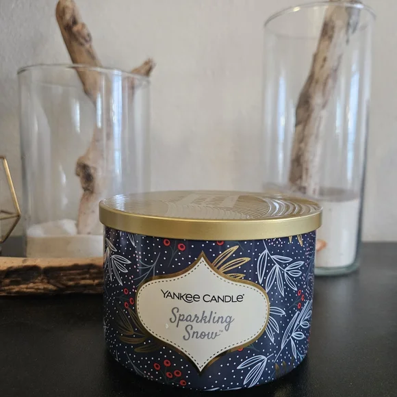 Yankee Candle Sparkling Snow - Gold Lid with Blue Design - Picture 1 of 3